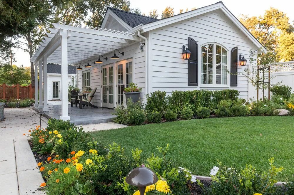 Зеленый хозблок. Домик бунгало для дачи. Дачный дом бунгало. Садовый офис домик. Домик для гостей на даче.