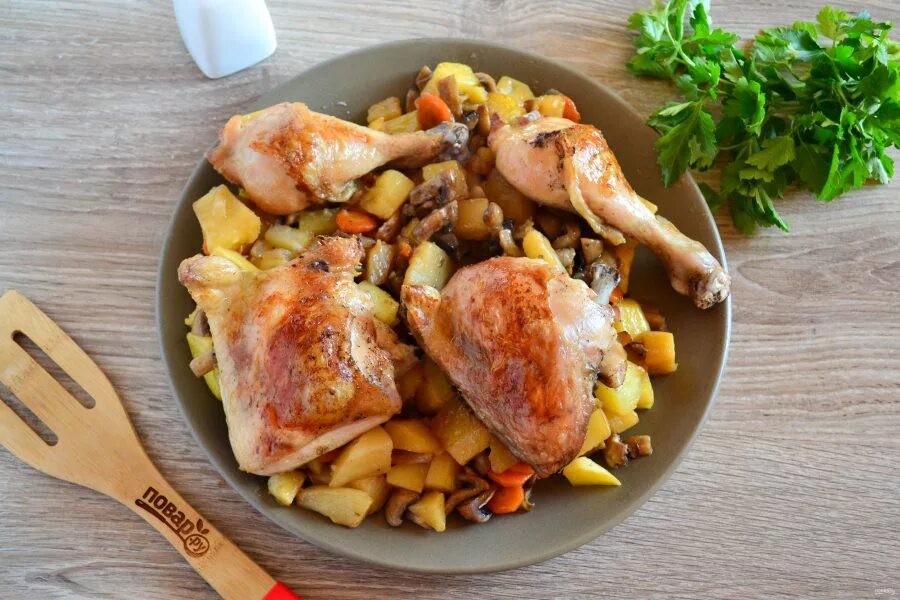 Картошка с курицей и грибами. Курица с картошкой и грибами в духовке. Картофель с курицей и грибами в духовке. Курица с грибами и картошкой в рукаве.
