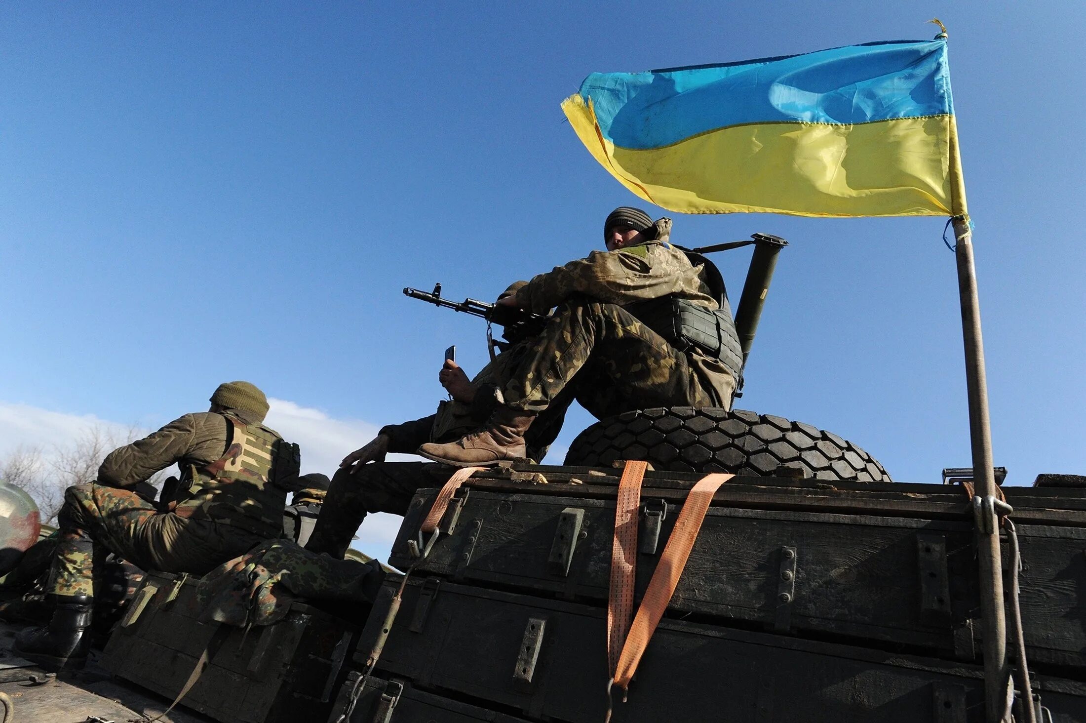 Украинские военные с флагом. Русские солдаты на Украине. Боевые действия.