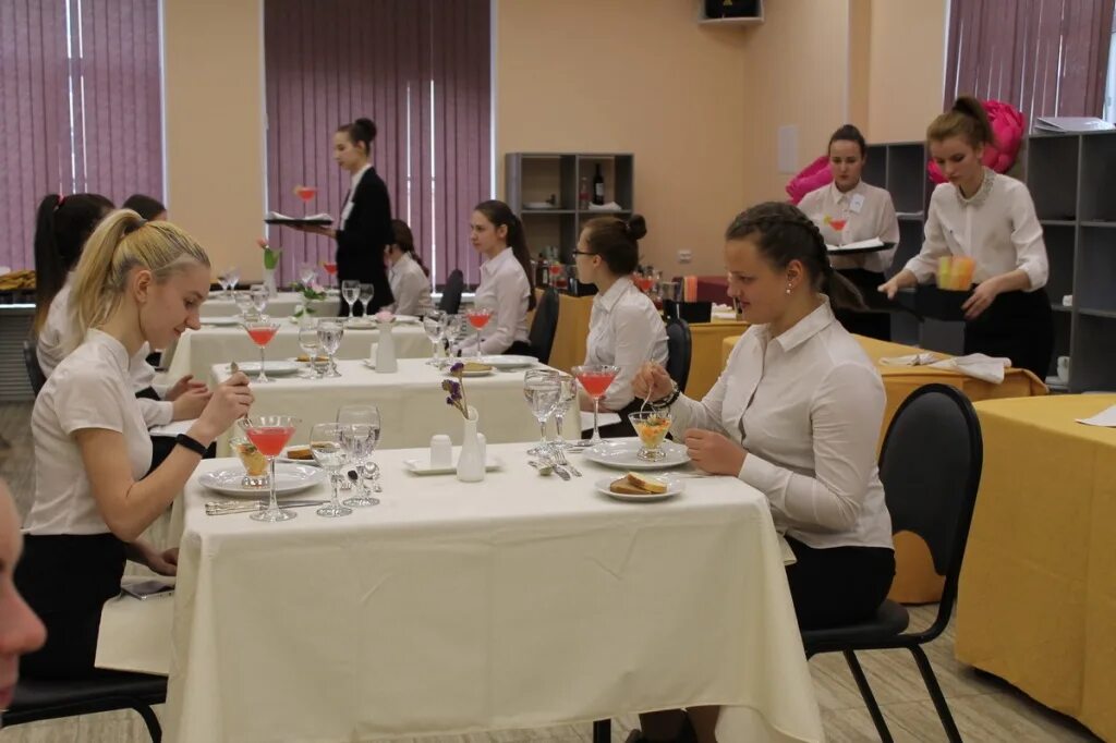 Курсы ресторанным. Ресторанный сервис. ресторанный сервис worldskills чемпионат. курсы ресторанного бизнеса. беби скилс ресторанный сервис.