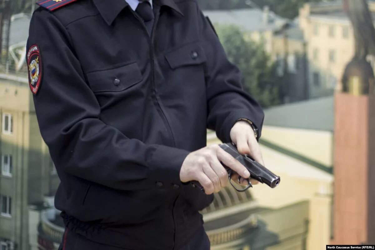 Стрельба сотрудника полиции. Огневая подготовка сотрудников овд. Стрельба сотрудника полиции. Стрельбище мвд. Полицейские россии стрельба.