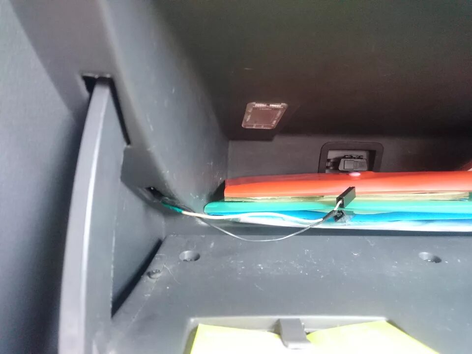 В салоне не выключается. В салоне не выключается
