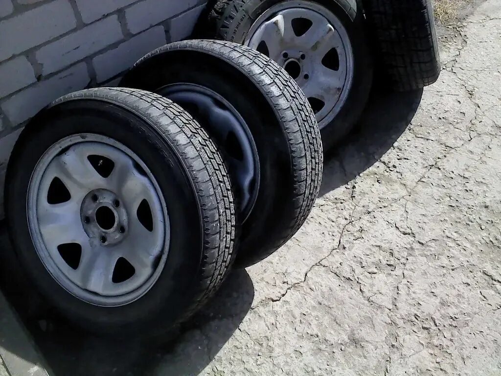 Резина на волгу 205 70 14 зима. Шины 175/70 r14 на газ 24. Колеса 205 70 r14. Волга 3110 на 195 75 r15. 205 70 r14 на волгу.