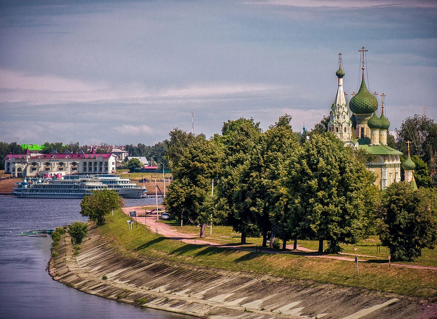 Углич фото города достопримечательности. Углич Волга. Город России Углич. Город Углич Ярославской области. Углич общий вид.