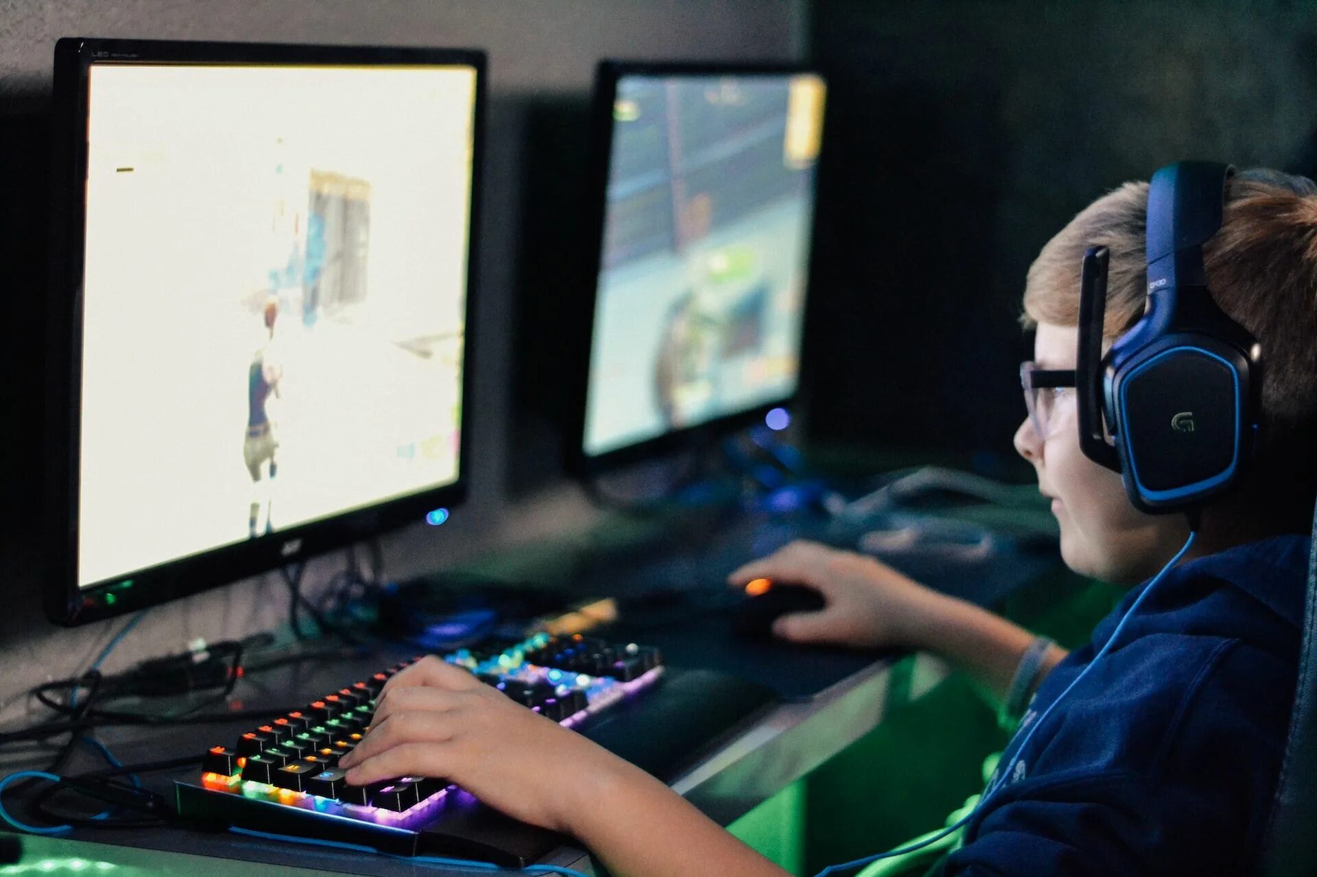 Изучение компьютерных игр. Компьютерные игры. дети играющие в компьютерные игры. подросток геймер. человек играющий в компьютер.