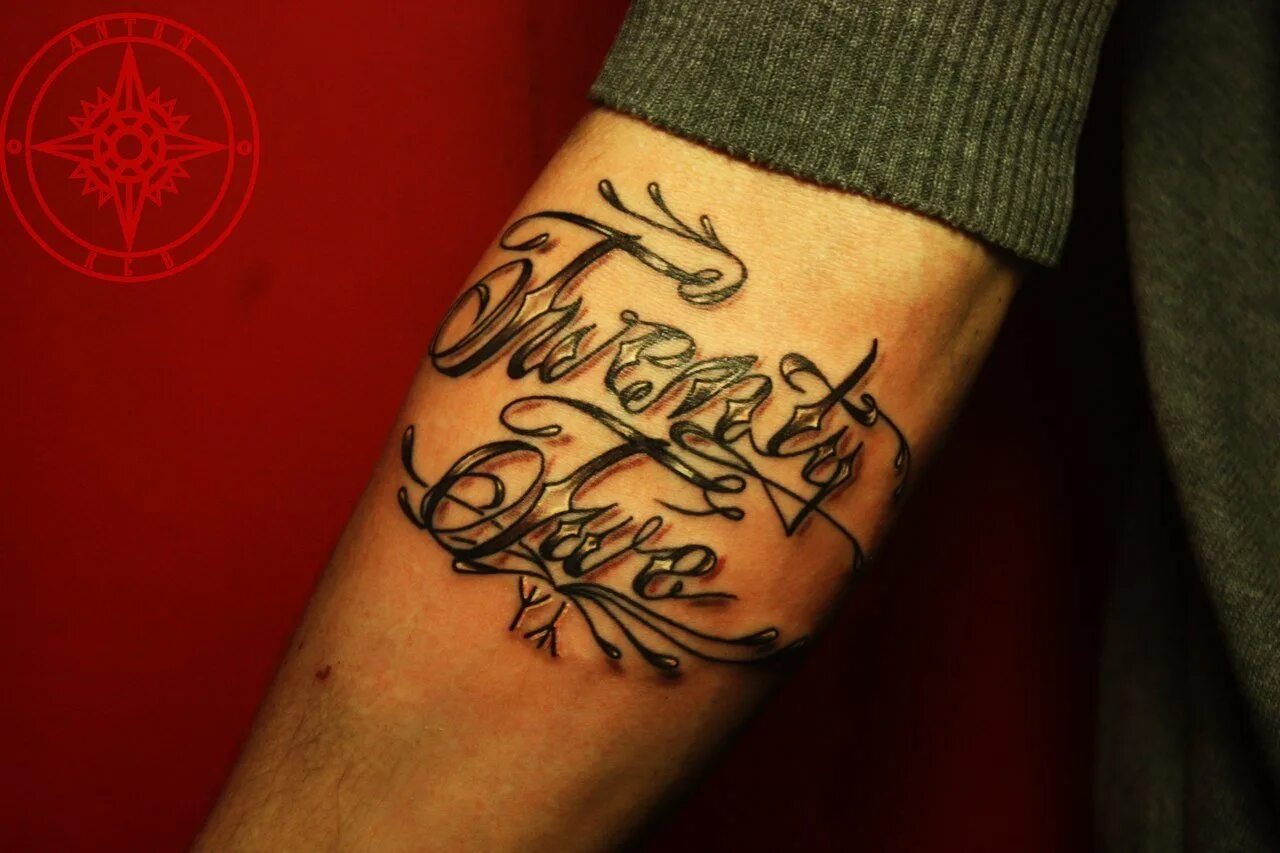 тату браслет на руке мужские. тату на руку от запястья до локтя мужские. роза на тыльной стороне ладони тату. красивые тату на запястье для мужчин. тату на правое запястье.