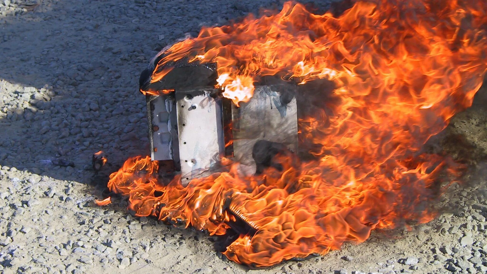 Сгоревший пк. Возгорание компьютера. Комп загорелся. Горящий компьютер. Сгоревший комп.