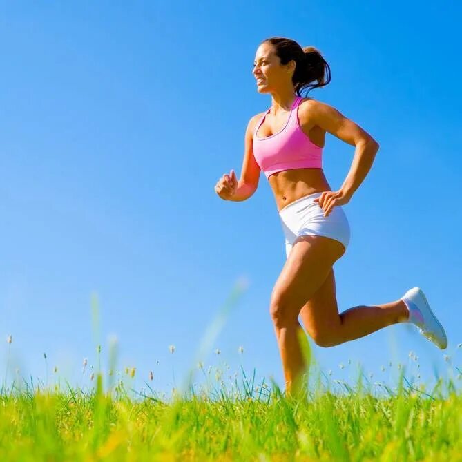 Чем полезен бег по утрам. Занятие спортом. Здоровый человек. Заниматься спортом. Девушка бежит.