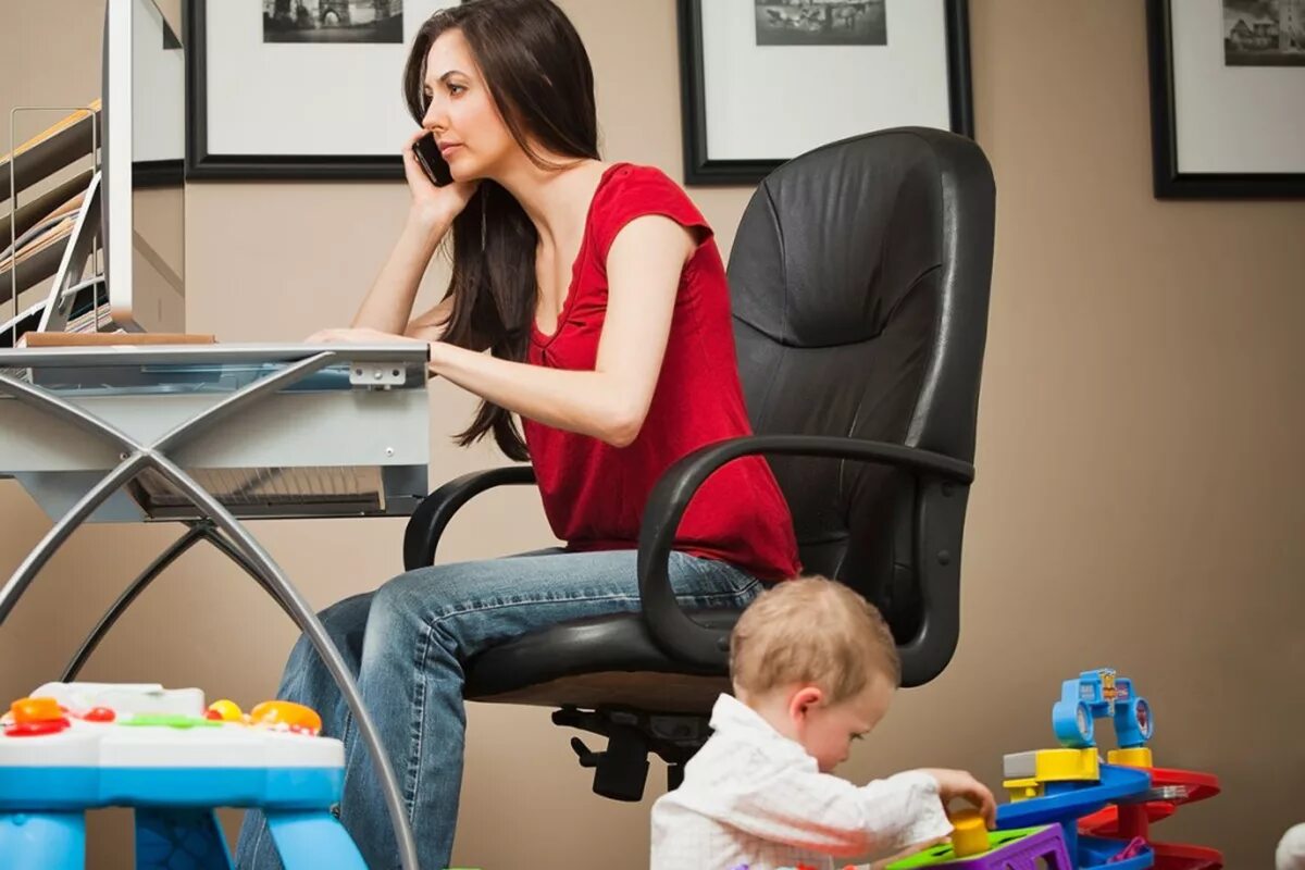 Девушка дизайнер. Девушка фрилансер. Чем заняться сидя дома. Домашний человек. Домашний карантин.