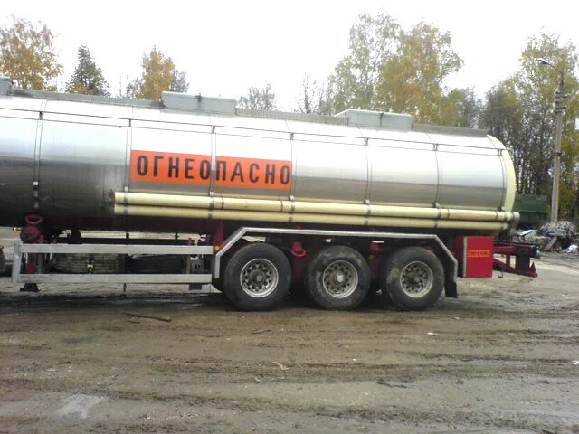 Перевезти метанол. Полуприцеп цистерна уралспецтранс. автоцистерна для серной кислоты. автоцистерна для перевозки серной кислоты. цистерна для перевозки метанола.
