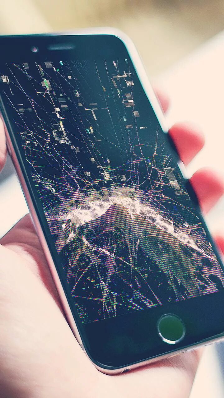 Айфон 8+ разбит экран. Разбитый смартфон. Сломанный экран. Разбитый экран смартфона. Андроид разбитый экран