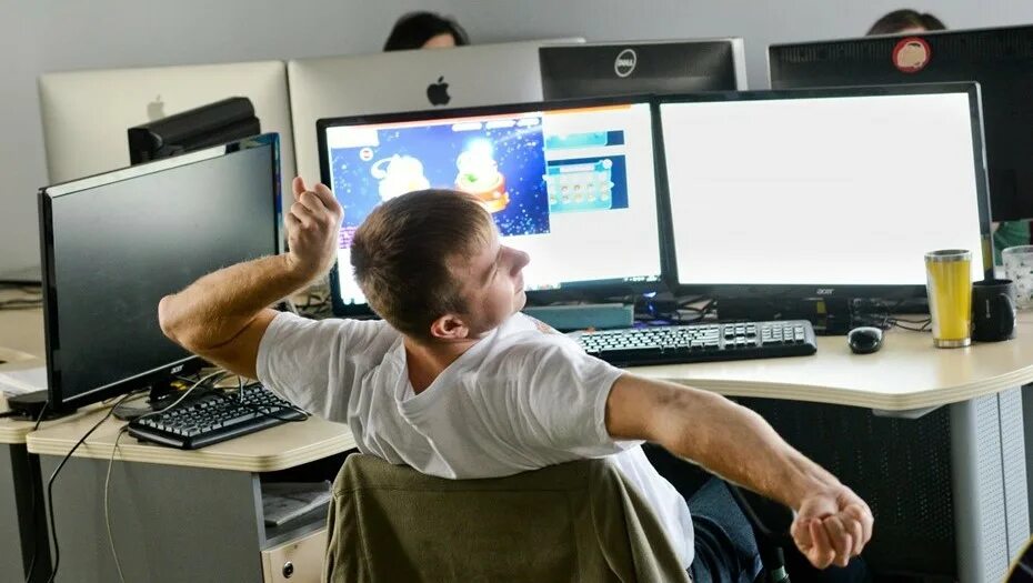 Пьяный программист. Образ программиста. Школа it-специалисты. Айтишники уезжают из страны картинки. Айтишники уехали.