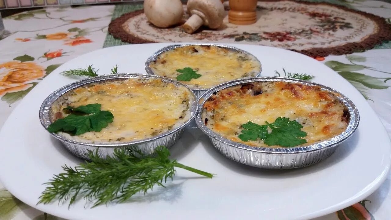 Жюльен с курицей и грибами в тарталетках. Жульен с курицей и грибами в тарталетках. Жульен в тарталетках с грибами и курицей в духовке. Жульен в тарталетках с грибами и курицей в духовке. Тарталетка с грибами с шампиньонами.