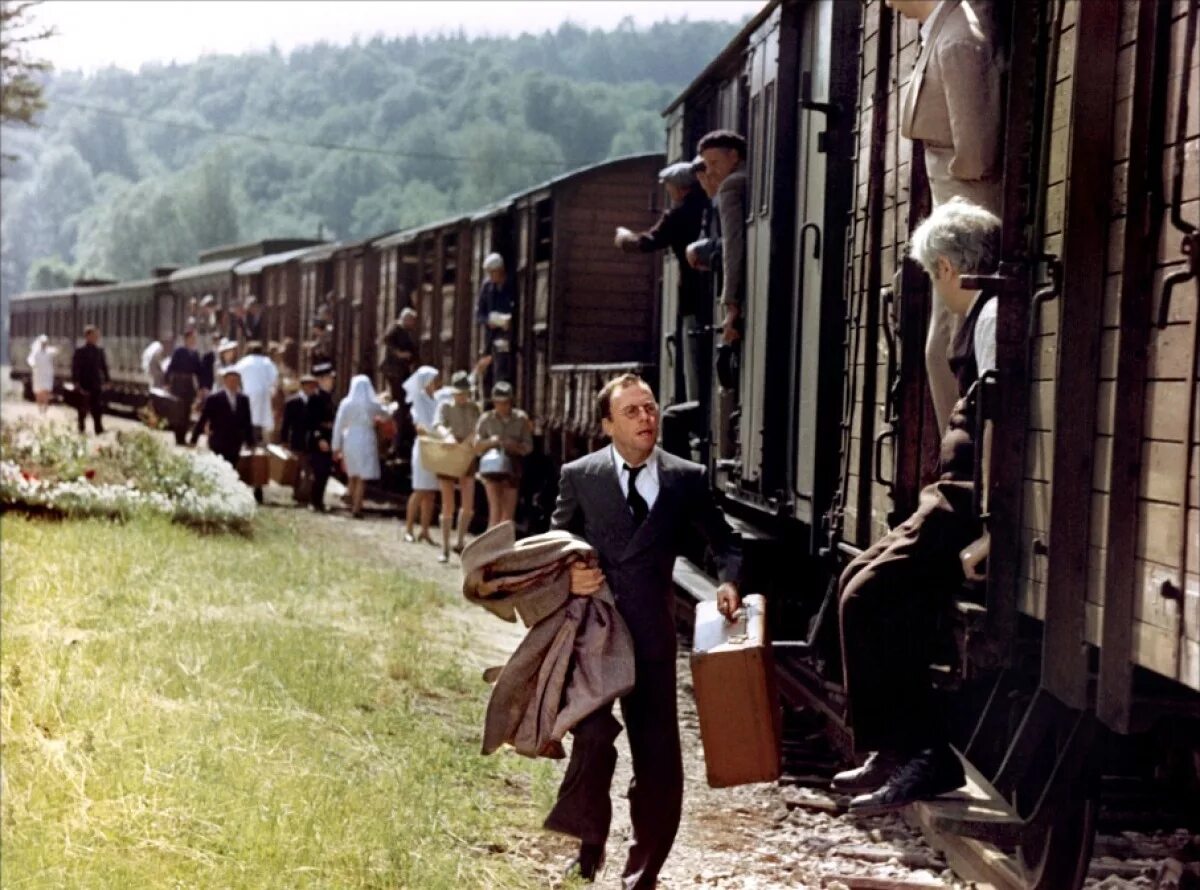 Поезд придет вовремя во время. Поезд / le Train / 1973. «Поезд» (1973, реж. Пьер Гранье-Дефер).