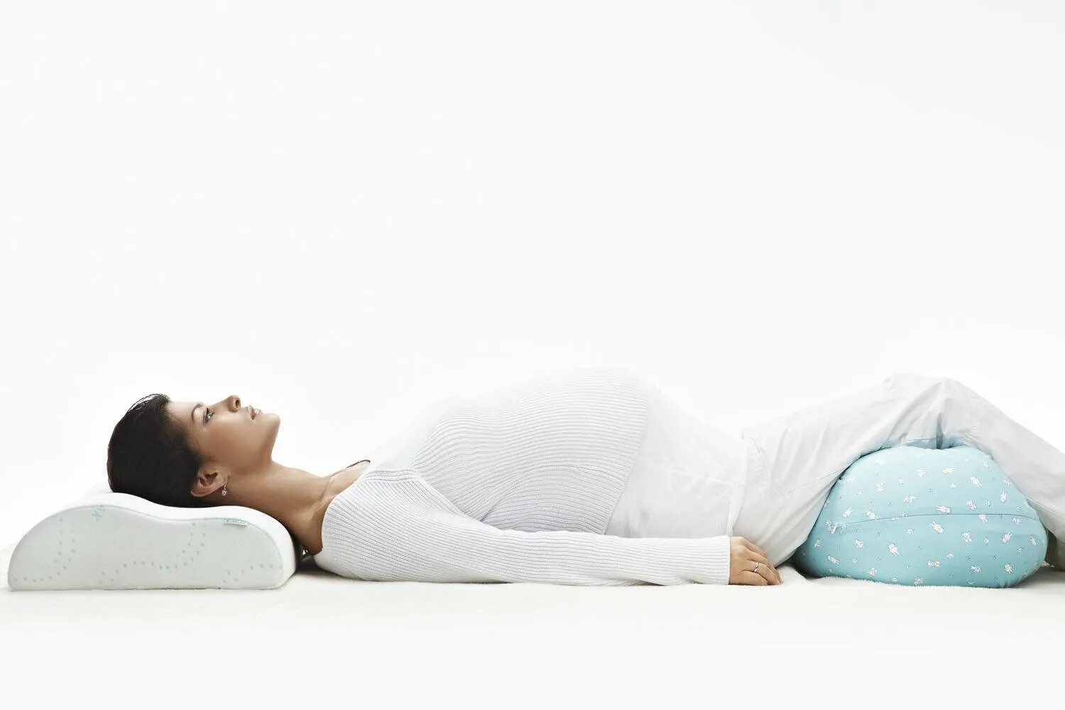 Можно ли подушку. Позы сна для беременных. Спать на спине подушка для беременных. Сон на боку и спине. Беременная лежит на спине.