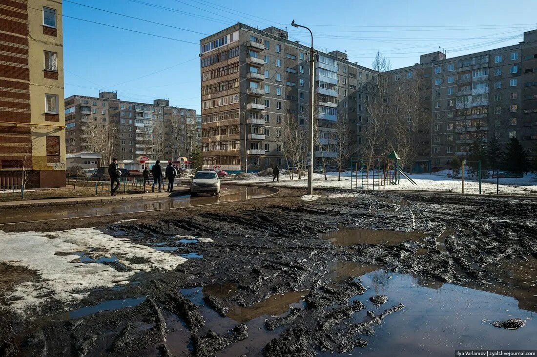 После унылого двора в котором нет. Улица весной в России.