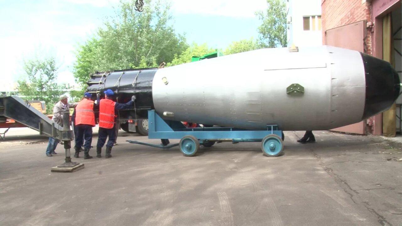 Самая мощная бомба в россии. Ан602 царь-бомба. Ан602 (на западе — «царь-бомба»). Полигон новая земля царь бомба. Самая большая атомная бомба в мире.