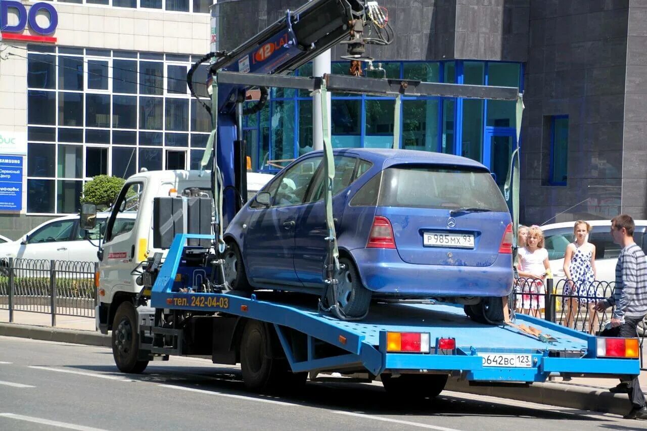 Автомобиль эвакуация автодруг. Эвакуация авто. Машина на эвакуаторе. Эвакуатор на штрафстоянку. Эвакуируют машину.