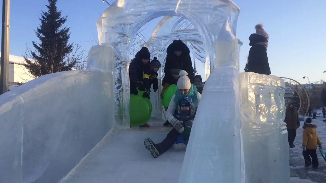 Ледяные тюмень. Горки на цветном бульваре тюмень. ледяные горки в тюмени 2025 на цветном бульваре. горки в зайково тюмень. ледяная горка в тюмени.
