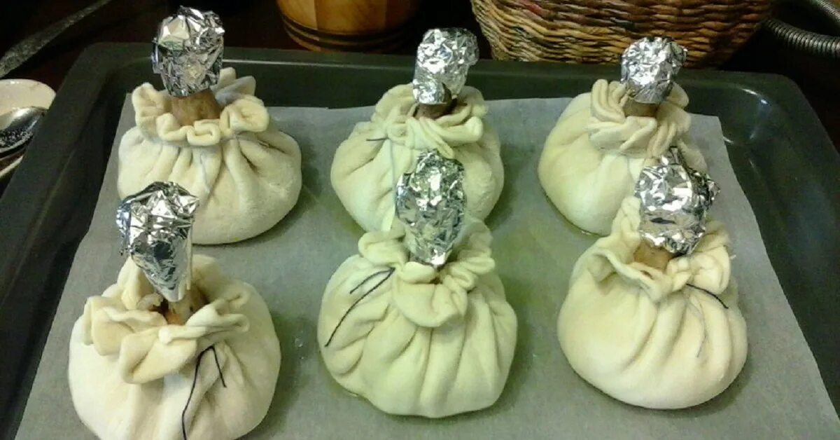 Куриные голени в мешочках. Куриные ножки в мешочке. куриные ножки в мешочке из слоеного теста. голень в мешочке из теста. курица в мешочке.