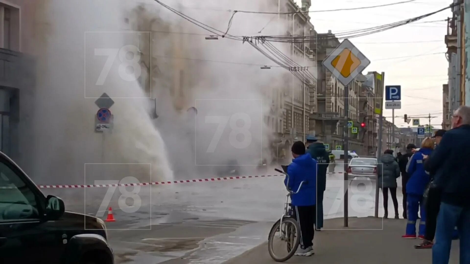 Нет воды спб сегодня. Прорыв трубы. Прорыв трубы в Санкт-Петербурге сегодня. Прорыв горячей воды в Питере. Прорвало трубу в СПБ сегодня.