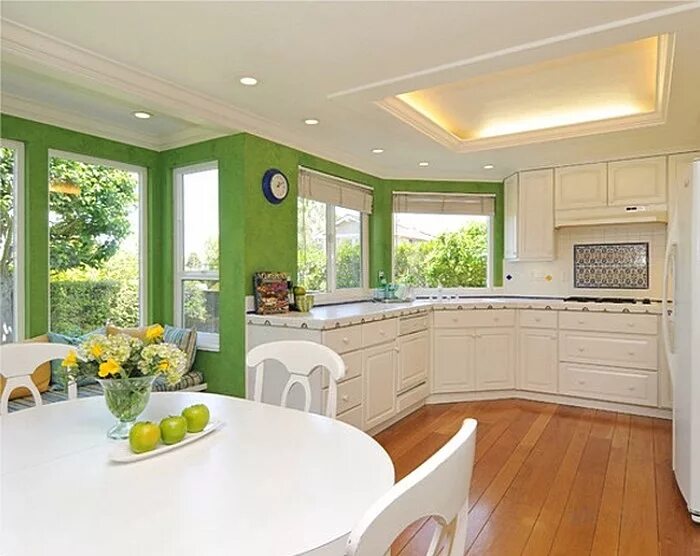 утро окно. Potting shed. лучи солнца в комнате. в кухне залитой солнцем. голубая кухня в скандинавском стиле.