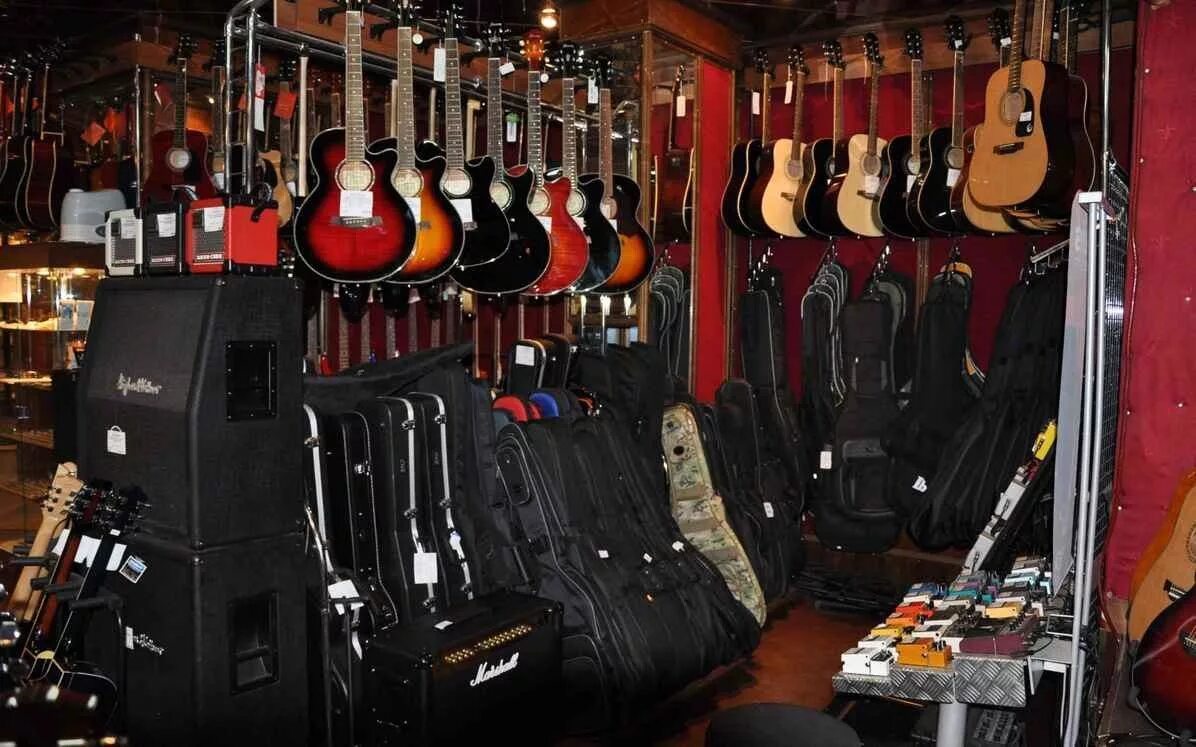 Музыкальные комиссионный. Магазин музыкальных инструментов. Интерьер музыкального магазина. Магазин гитар. Музыкальные инструменты в интерьере.