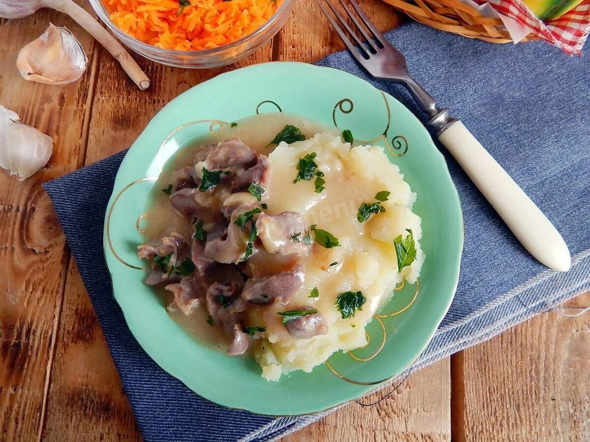 Как вкусно приготовить куриные сердечки и желудки. Куриные сердечки с пюре. пюре с куриными желудками. куриные желудочки с картошкой. куриные желудки блюдо.
