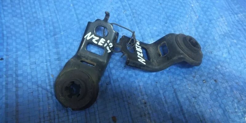 Крышка радиатора тойота ипсум sxm10. Крепление радиатора тойота. Крепление радиатора тойота королла. Крепление радиатора камри артикул. Крепление радиатора toyota.