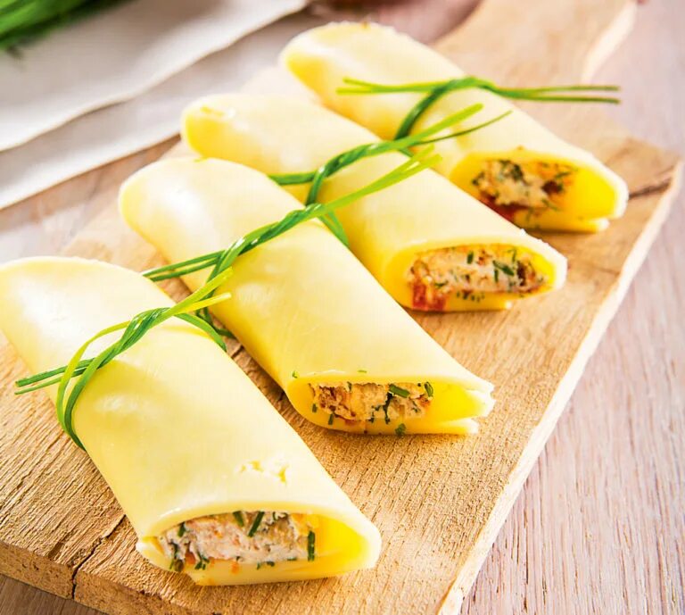 Закуски из сыра. Закуска каллы. Каллы из сыра. Красивые закуски. Какую закуску можно сделать из сыра.