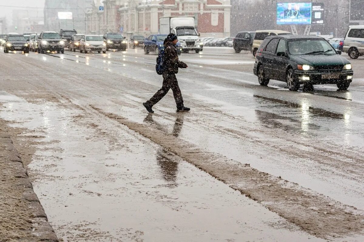 Дождь и слякоть в городе. Новосибирск слякоть. слякоть на дороге. слякоть в москве. снег и слякоть.