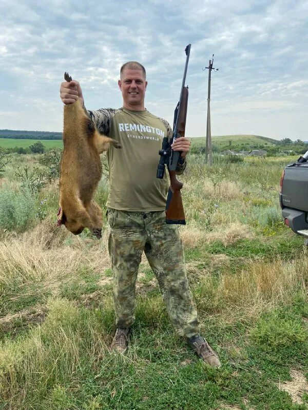 Охотник. Охотник с собакой. Довольный охотник. Охотник отдыхает на природе с ружьем. Белорусский охотник с патронташем.