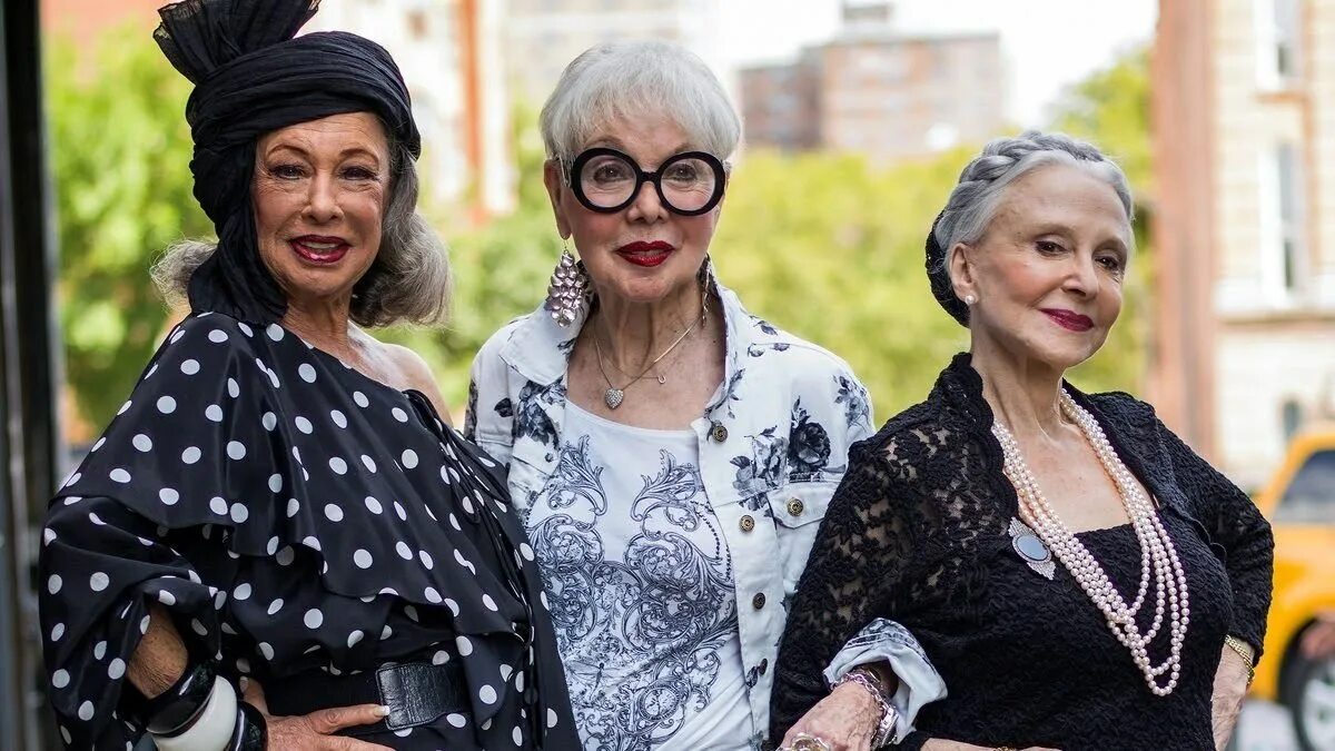 Женщины в возрасте с племянниками. Модные старушки. Модные бабушки подружки. Три модные старушки. Три модные бабульки.