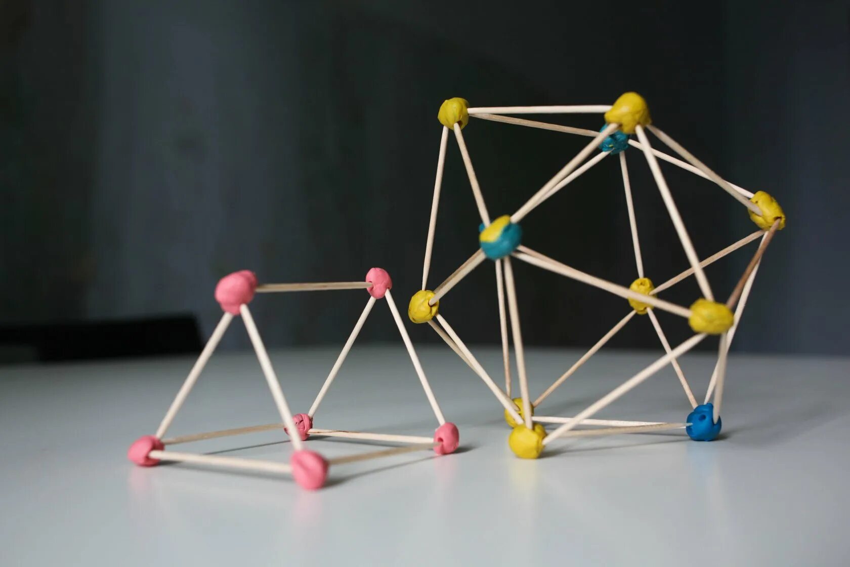 объемные фигурыиз чпичек. геометрические фигуры из зубочисток. многогранник из спичек. поделки из зубочисток и пластилина. многогранник из палочек.