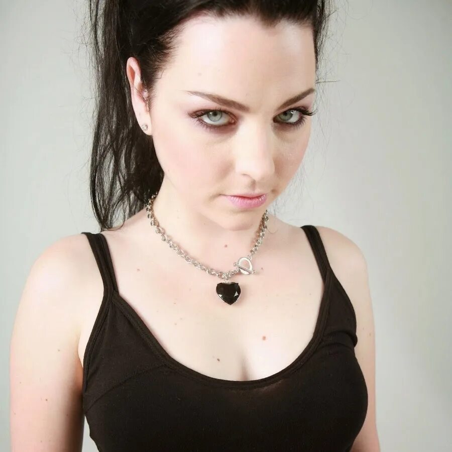 Amy lee. Emmy lee. Эми линн харцлер. Emmy lee. Солистка evanescence эми.