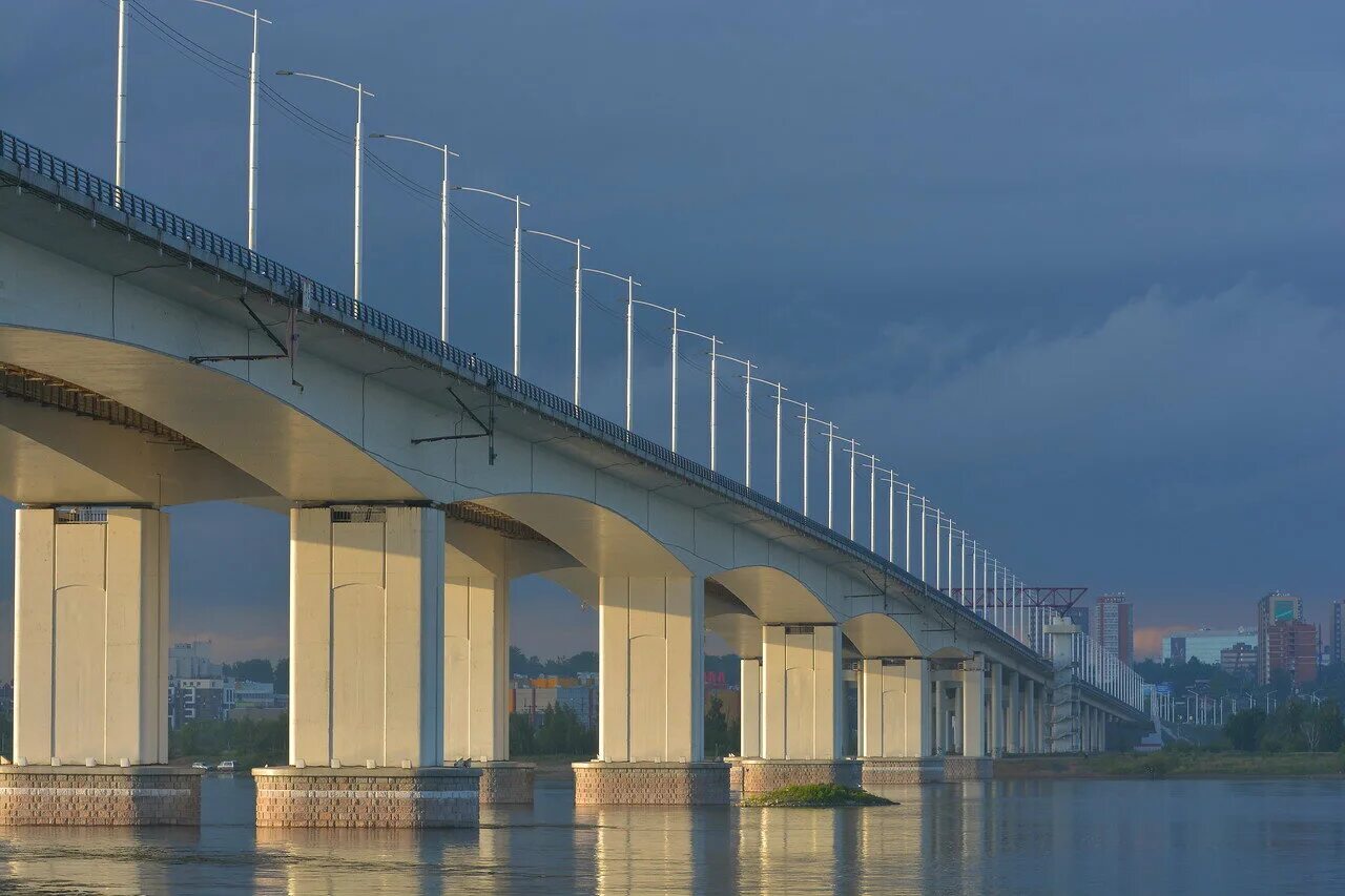 Иркутск стоит на реке. Академический мост Иркутск. Ангара Иркутск мост. Иннокентьевский мост Иркутск. Мост Иркутск через Ангару Иннокентьевский.