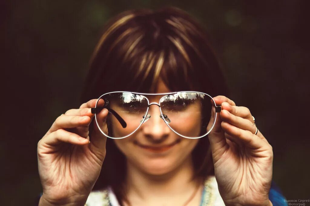 очки и линзы. очки для зрения. хорошего очков. мир через очки. очки для дальнозоркости.