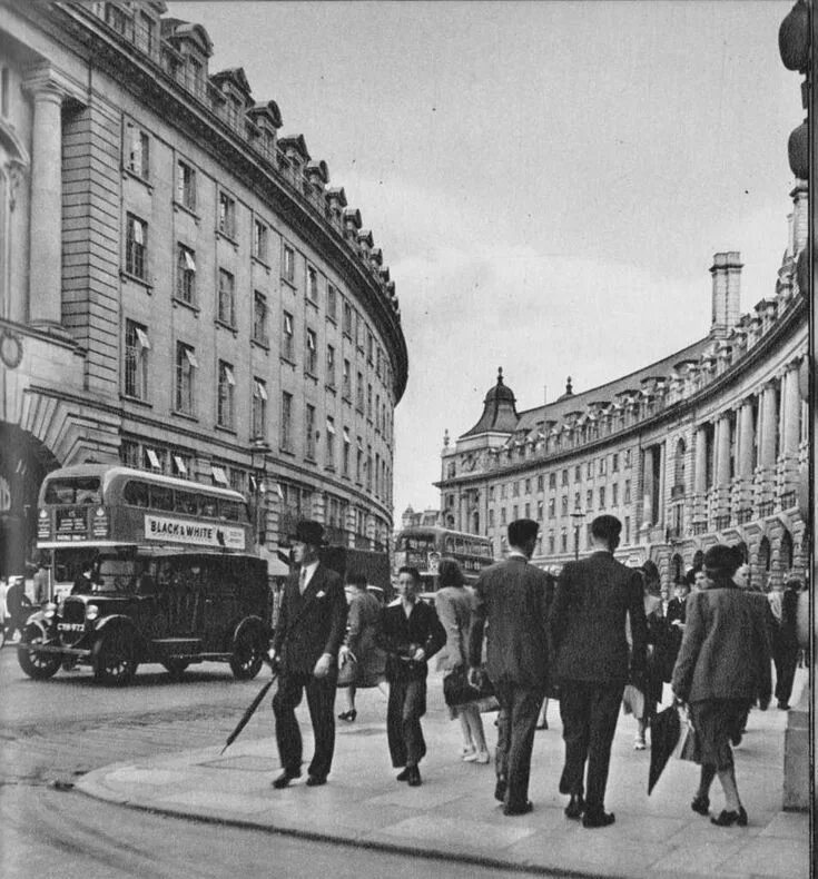 Риджент стрит лондон начало 20 века. Чаринг кросс роуд лондон. Лондон 1955 год. 20 век англия улица. 1955 великобритания.