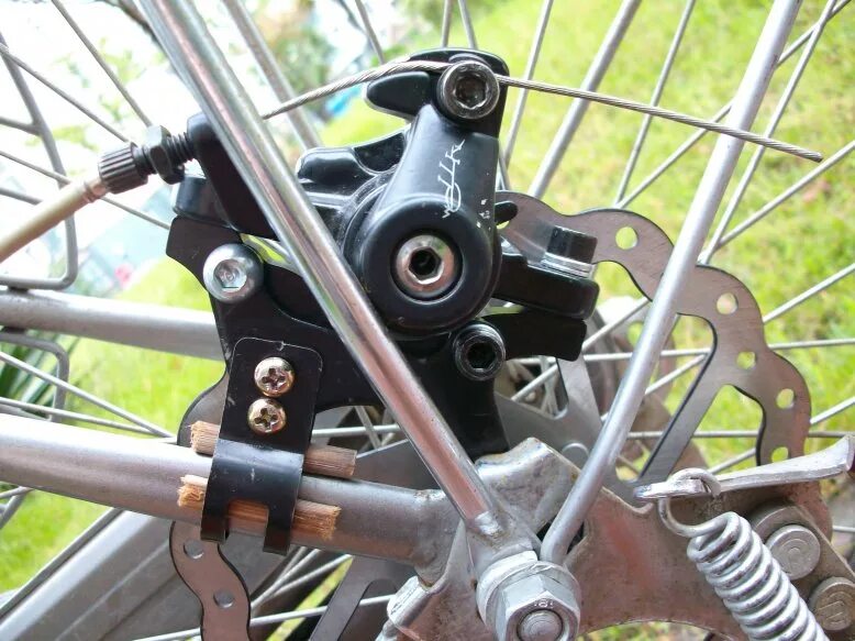 Тормозной диск на колесе велосипеда. Адаптер дискового тормоза Merida track. Дисковые тормоза на Урал велосипед. Велосипед с дисковыми тормозами ts518. Viper x тормоз задний велосипед дисковый тормоз.