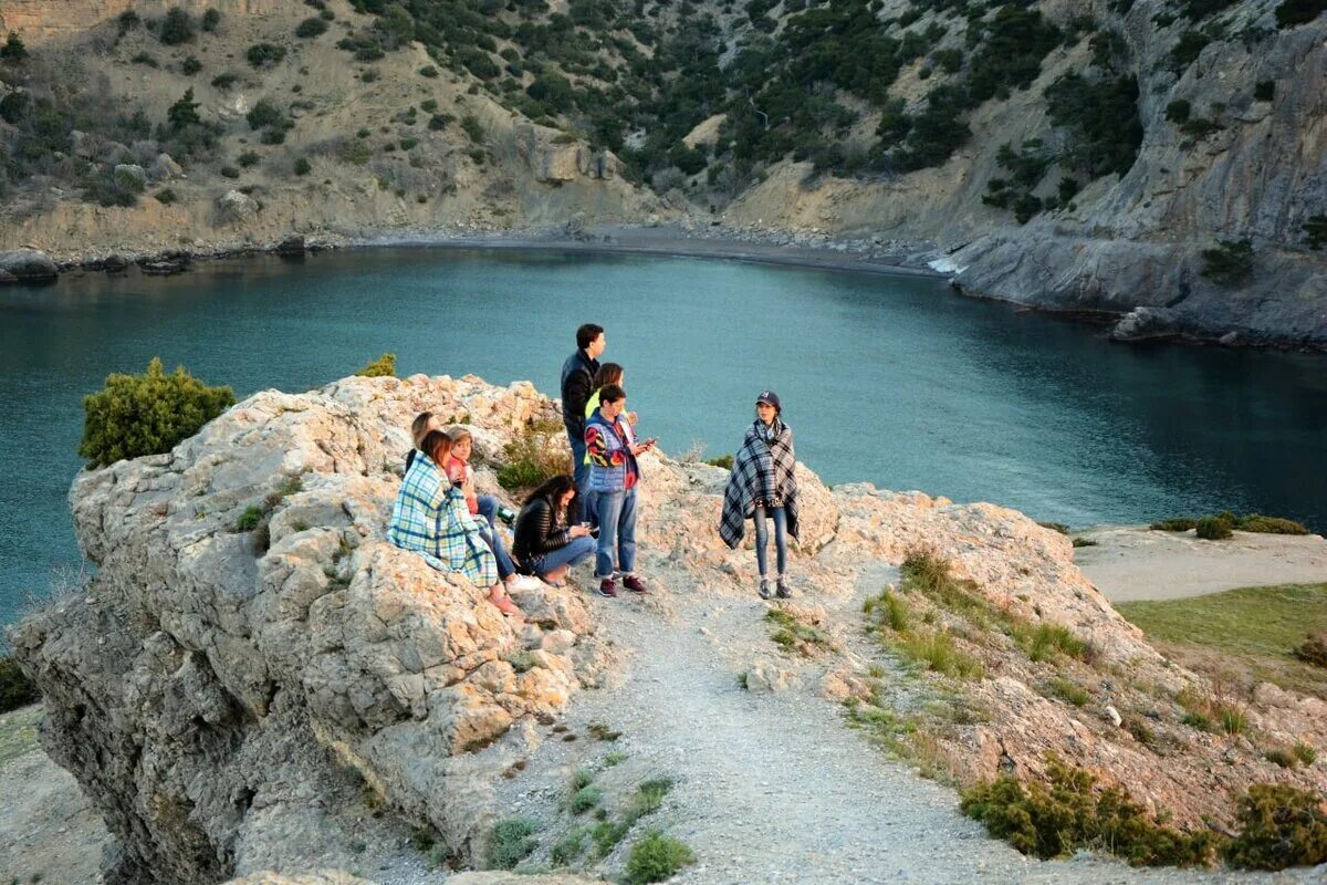 Сотовая связь в крыму для туристов 2025. Туристы в крыму. генеральские пляжи. пляж васили крым. крым открыли для туристов.