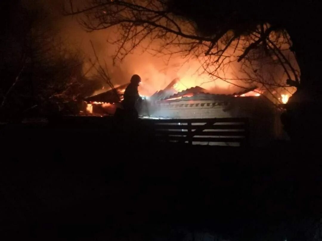 Взрывы в сумах. Пожар фото. Военные ночью. Пожар в Харькове. Сгоревший дом Харьков.