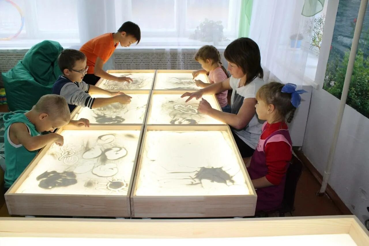 Песочная игротерапия. Сказкотерапия с песком. Песочная терапия с овз. Песочная терапия с овз. Песочная психотерапия для детей.