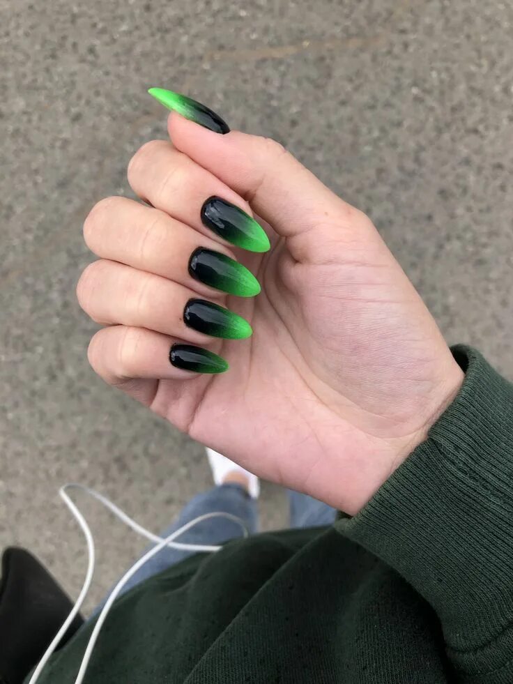 Идеи черно зеленого маникюра Fashionable light green manicure spring 2024