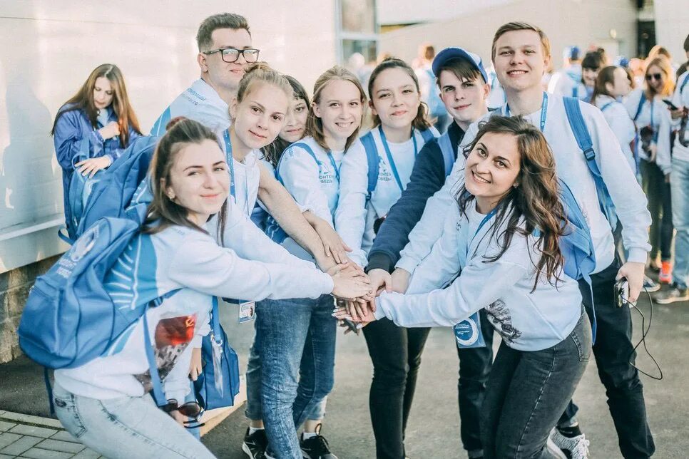 Группы волонтеров. Фотографии волонтеров. Группы волонтеров. Женщина волонтер фото. Молодежные объединения.