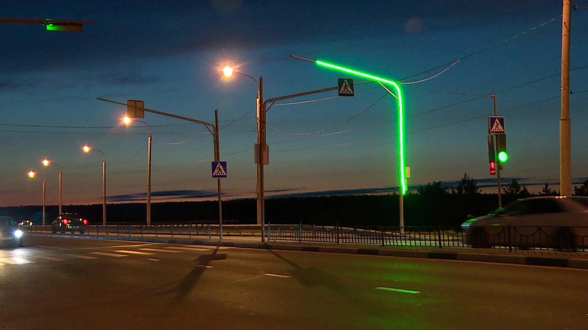Светодиодный уфа. Светофор с подсветкой. Адресная светодиодная лента 5v. Подсветка администрации в уфе. Новогодние украшения для улицы.