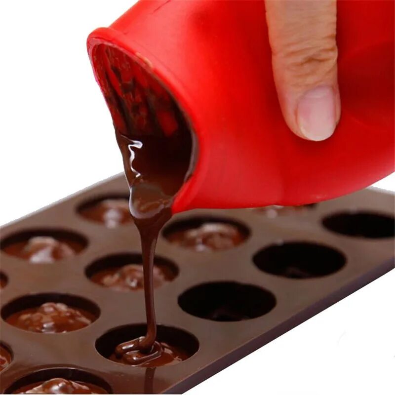 Формы для заливки шоколада. Заливание шоколада в форму. Формочки для заливки шоколада. Разлив шоколада в формы.