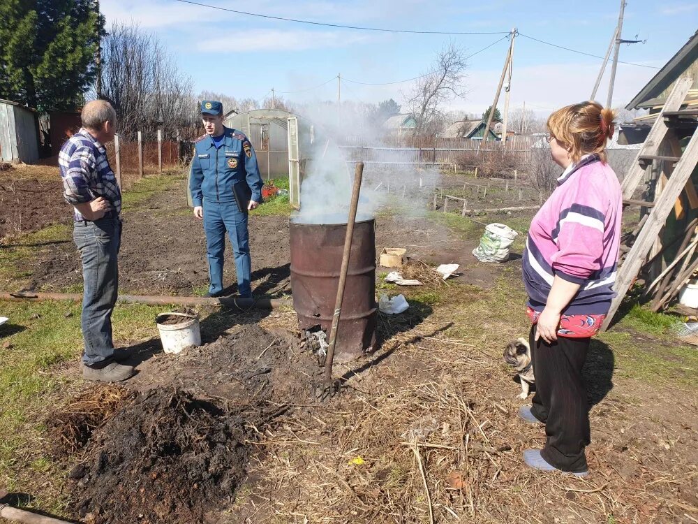 Можно жечь в бочке на участке. Костер на участке. Костры в огороде.