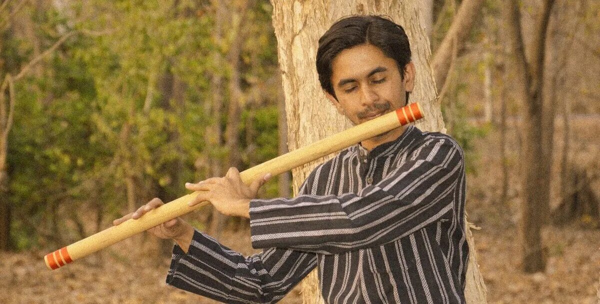 Флейта индия медь. Флейта индия. Man with a flute. Индийские песни флейта. Флейта индия медь.