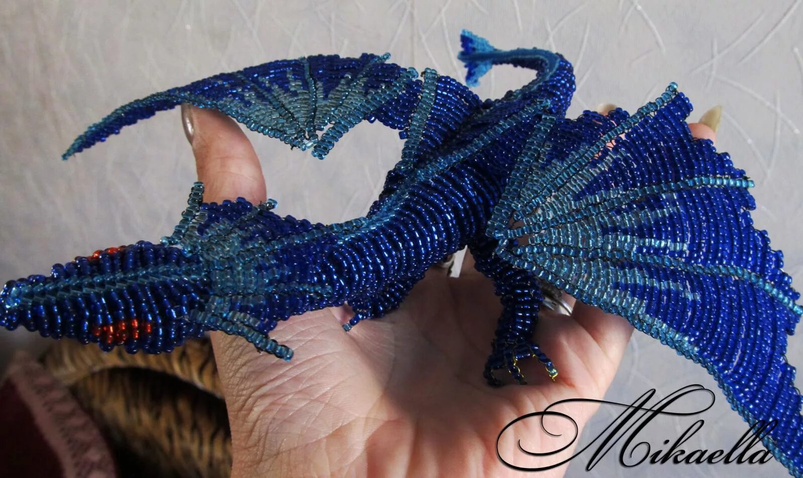 Дракон из бисера. Животные из бисера. Дракон из бисера плоский. Фигурки из бисера дракон. Фигурки из бисера дракон.