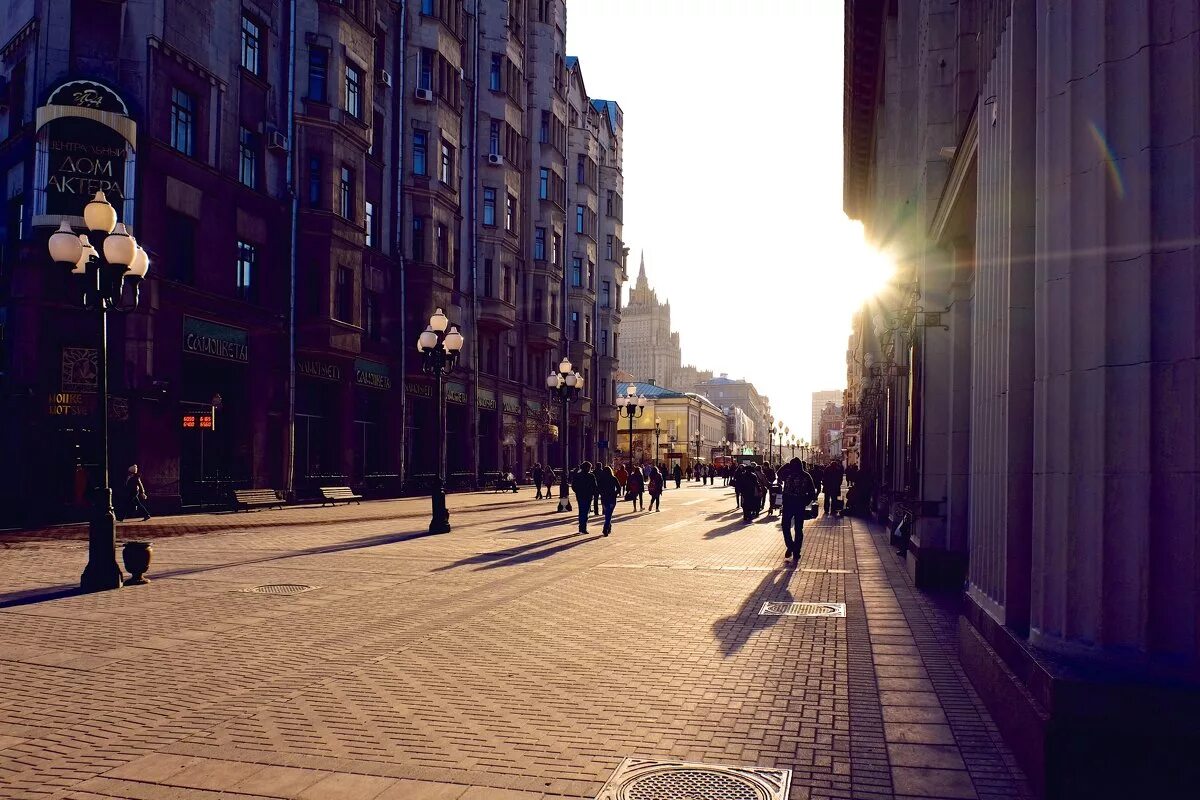 С этой улице нужно было. Москва Арбат утро. Город улица Арбат. Улица Арбат в Москве. Старый Арбат пешеходная улица.